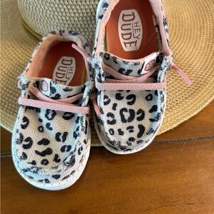 Hey Dude Kids Leopard Print Slip-Ons with Pink Accents size 5 toddler.
